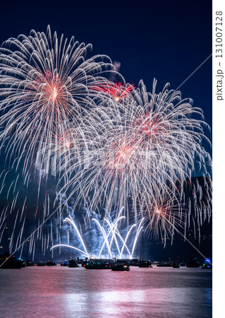 バンクーバーの夏の海上花火大会 131007128