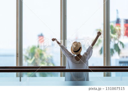 旅行に出かける女性 131007515