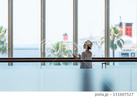 旅行に出かける女性 131007527