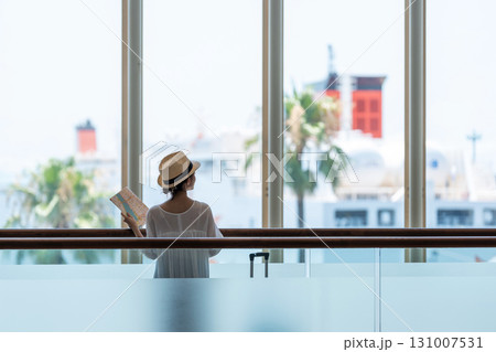 旅行に出かける女性 131007531