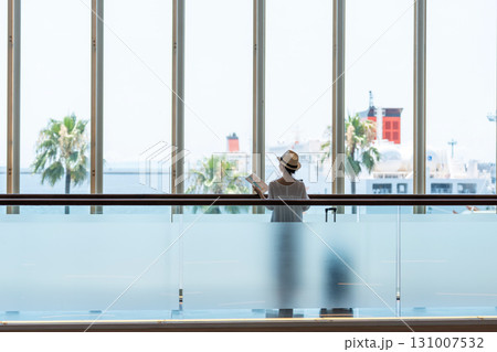 旅行に出かける女性 131007532