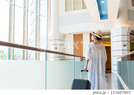 旅行に行く若い女性の後ろ姿 旅行に行く若い女性の後ろ姿 131007603