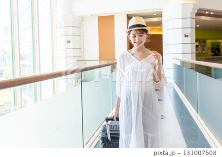 旅行に行く若い女性 131007608