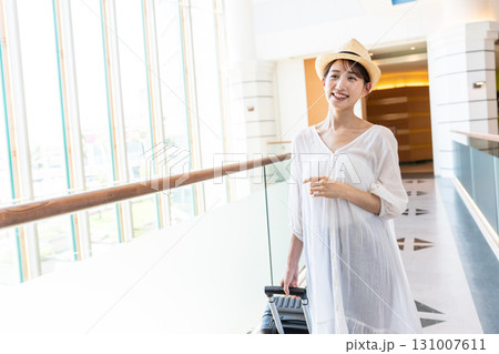 旅行に行く若い女性 131007611