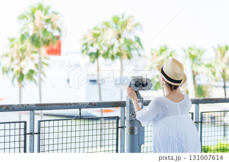 旅行を楽しむ若い女性 131007614