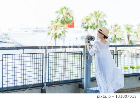 旅行を楽しむ若い女性 131007615