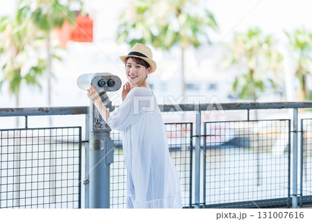 旅行を楽しむ若い女性 旅行を楽しむ若い女性 131007616