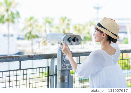 旅行を楽しむ若い女性 131007617