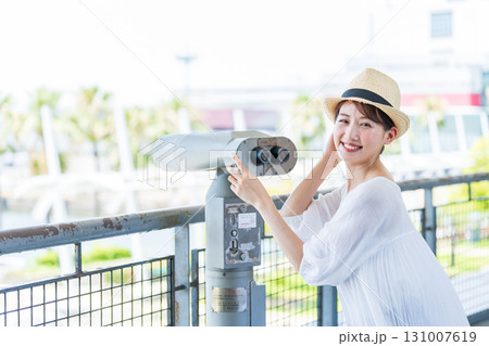 旅行を楽しむ若い女性 131007619