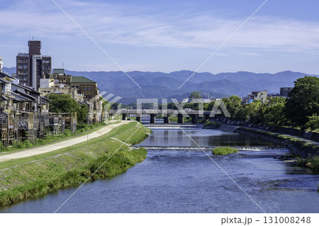 真夏の鴨川風景　 131008248