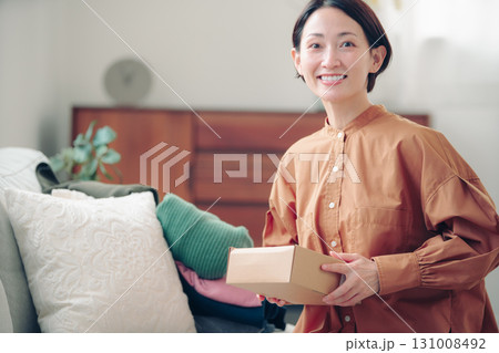 通販で購入した商品を持つ40代の日本人女性 通販で購入した商品を持つ40代の日本人女性 131008492