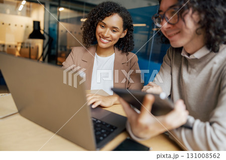 Collaboration in the Modern Workspace with Advanced Technology for Enhanced Efficiency 131008562