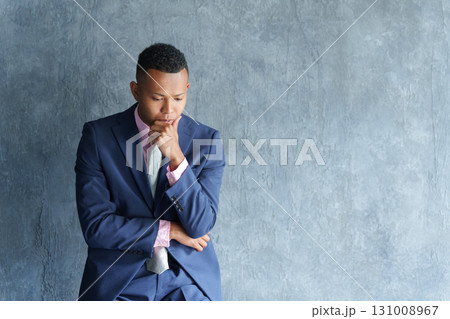 考える黒人ビジネスマン 131008967