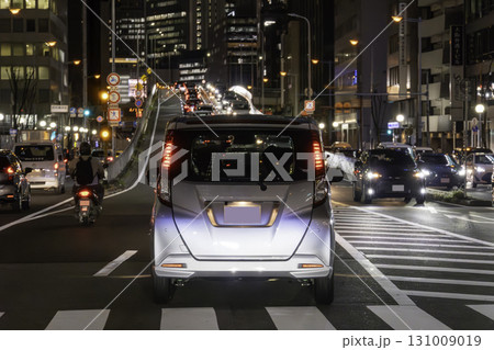 自家用車　都市夜間交通イメージ　　 131009019