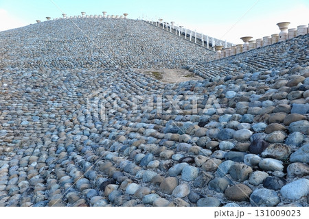 神戸市垂水区の五色塚古墳（復元整備された古墳）：墳丘への階段から眺めた後円部 131009023