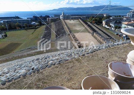 神戸市垂水区の五色塚古墳（復元整備された古墳）：後円部墳丘から眺めた前方部と明石海峡、淡路島 131009024