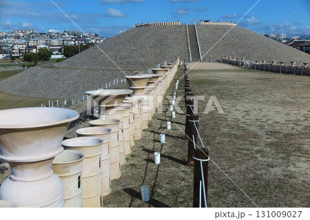 神戸市垂水区の五色塚古墳（復元整備された古墳）：復元埴輪の並べられた墳丘上部 131009027