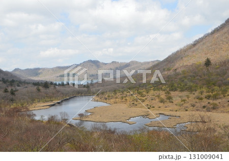 赤城山の地蔵岳から覚満淵方面を望む（群馬県） 131009041