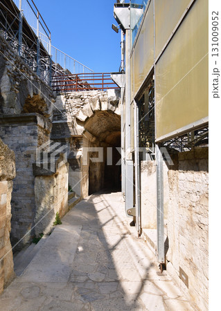 フランス・ニームの古代ローマ円形闘技場 内部の通路（2025年8月13日撮影） 131009052