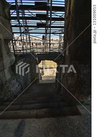 フランス・ニームの古代ローマ円形闘技場 内部の通路（2025年8月13日撮影） 131009053