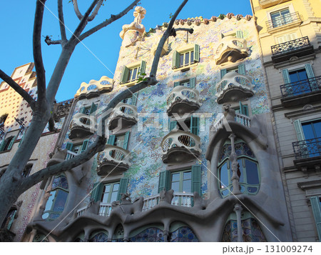 スペイン バルセロナ カサ・バトリョ 5月早朝 スペイン バルセロナ カサ・バトリョ 5月早朝 131009274
