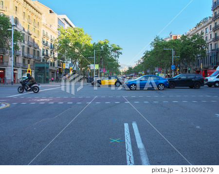スペイン　バルセロナ　カサ・バトリョ前の交差点　5月早朝 131009279