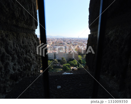 スペイン　バルセロナ　サグラダ・ファミリアからバルセロナ市街　5月の早朝 131009350