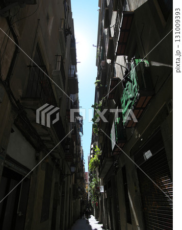 スペイン バルセロナ カタルーニャ音楽堂近くの路地 5月の晴れの日 スペイン バルセロナ カタルーニャ音楽堂近くの路地 5月の晴れの日 131009393