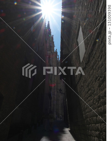 スペイン　バルセロナ　サンタ・エウラリア大聖堂横の路地　5月の晴れの日 131009398