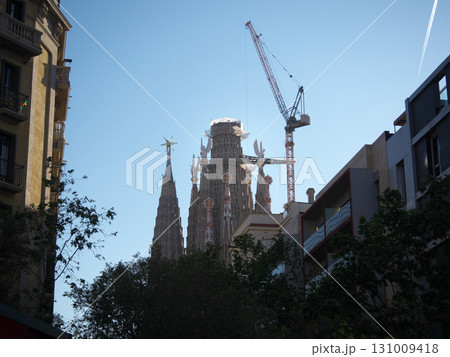 スペイン　バルセロナ　カサ・ミラとサグラダ・ファミリアの間からの景色　5月の早朝 131009418