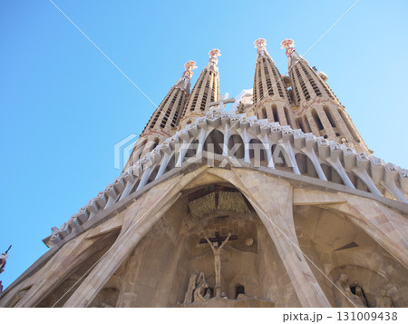 スペイン バルセロナ サグラダ・ファミリア 受難のファサード 5月の早朝 スペイン バルセロナ サグラダ・ファミリア 受難のファサード 5月の早朝 131009438