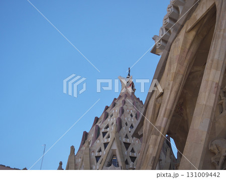 スペイン　バルセロナ　サグラダ・ファミリア　受難のファサード　5月の早朝 131009442