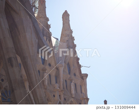 スペイン　バルセロナ　サグラダ・ファミリア　受難のファサード　5月の早朝 131009444