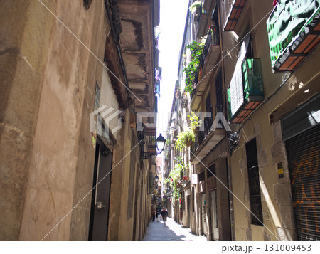 スペイン バルセロナ カタルーニャ音楽堂周辺の路地 5月の晴れの日 スペイン バルセロナ カタルーニャ音楽堂周辺の路地 5月の晴れの日 131009453