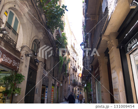 スペイン　バルセロナ　カタルーニャ音楽堂周辺の路地　5月の晴れの日 131009454