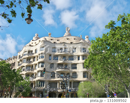 スペイン バルセロナ カサ・ミラ 5月の晴れの日 スペイン バルセロナ カサ・ミラ 5月の晴れの日 131009502