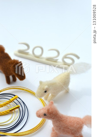 羊毛フェルトの馬と水引飾りの年賀素材　　　 131009528