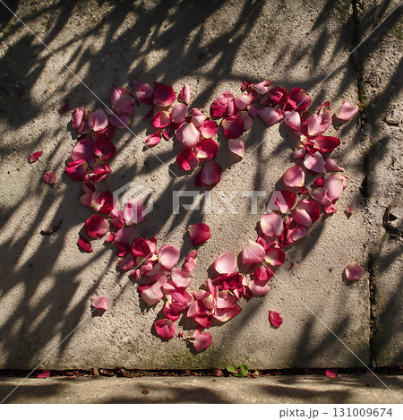 散った桜の花びらで作られたロマンチックなハート 散った桜の花びらで作られたロマンチックなハート 131009674