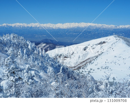 冬の四阿山から望む根子岳と北アルプス 131009708