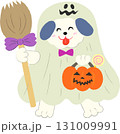 ハロウィン　おばけに仮装してほうきをもつ犬　笑顔　 131009991