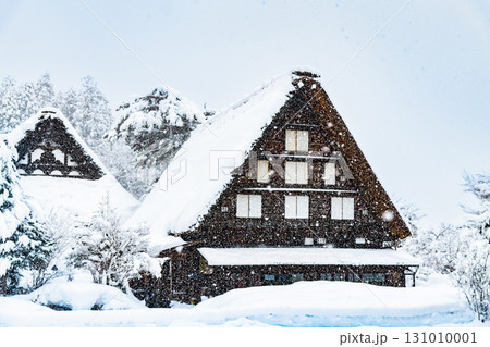 白川郷の雪景色 131010001