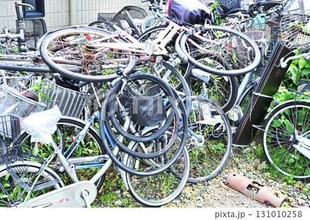 道端の放置自転車 道端の放置自転車 131010258