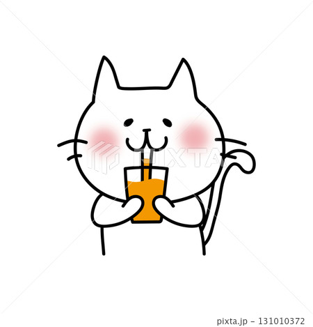 オレンジジュースを飲む白い猫 131010372