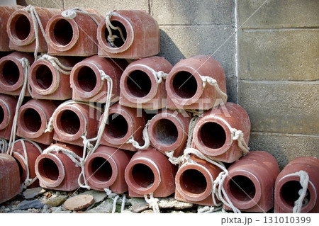 積み上げられた蛸壺 131010399