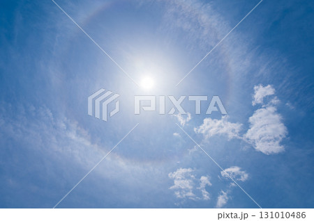 青空に流れる白い雲と太陽のハロ現象 青空に流れる白い雲と太陽のハロ現象 131010486