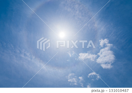 青空に流れる白い雲と太陽のハロ現象 青空に流れる白い雲と太陽のハロ現象 131010487