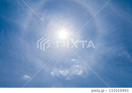 青空に流れる白い雲と太陽のハロ現象 青空に流れる白い雲と太陽のハロ現象 131010493