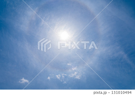 青空に流れる白い雲と太陽のハロ現象 131010494