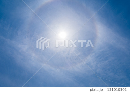 青空に流れる白い雲と太陽のハロ現象 131010501