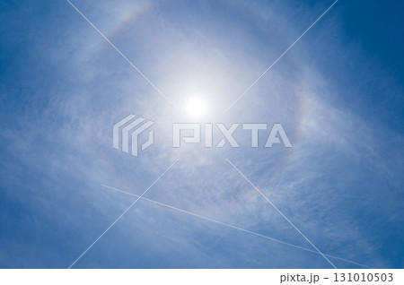 青空に流れる白い雲と太陽のハロ現象 131010503